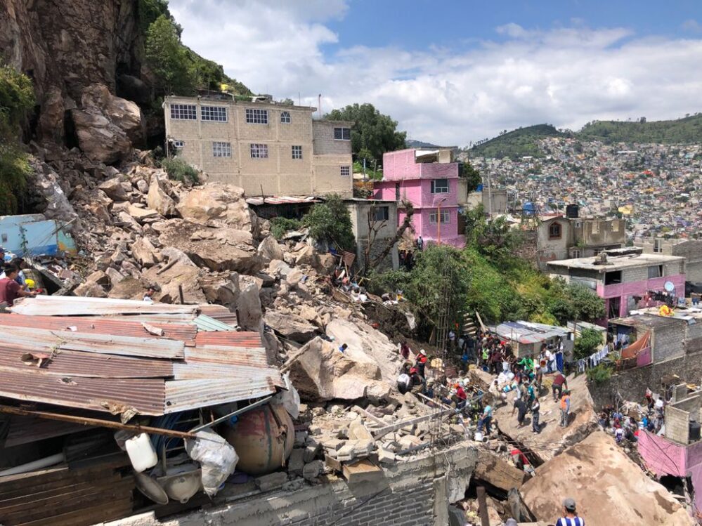 Un muerto y diez personas desaparecidas tras derrumbe en el Cerro del Chiquihuite