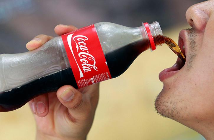 Muere por beber 1.5 litros de Coca-Cola en diez minutos