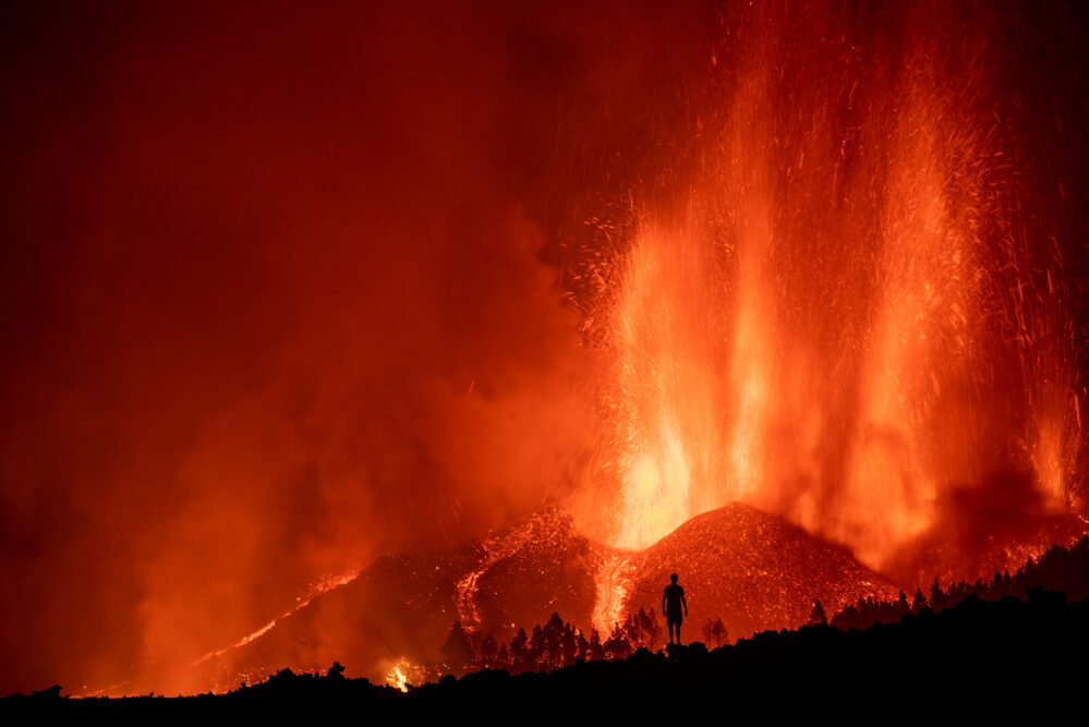 La lava del volcán de La Palma se traga cientos de casas, evacúan a miles