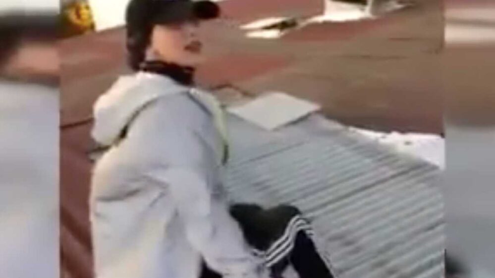 VIDEO: Una joven grababa un TikTok desde el techo, cae y muere