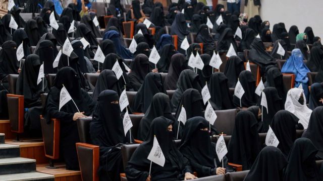 Segregación: Talibanes ordenan que mujeres sean separadas de hombres en universidades