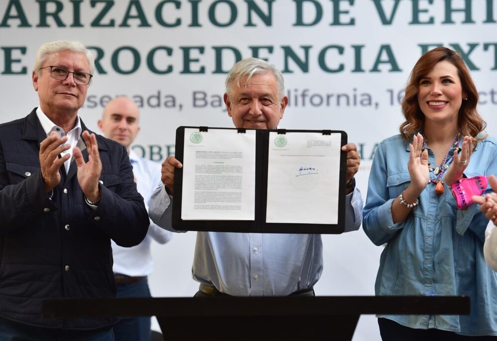 Obrador firma decreto para regularizar los «autos chocolate»