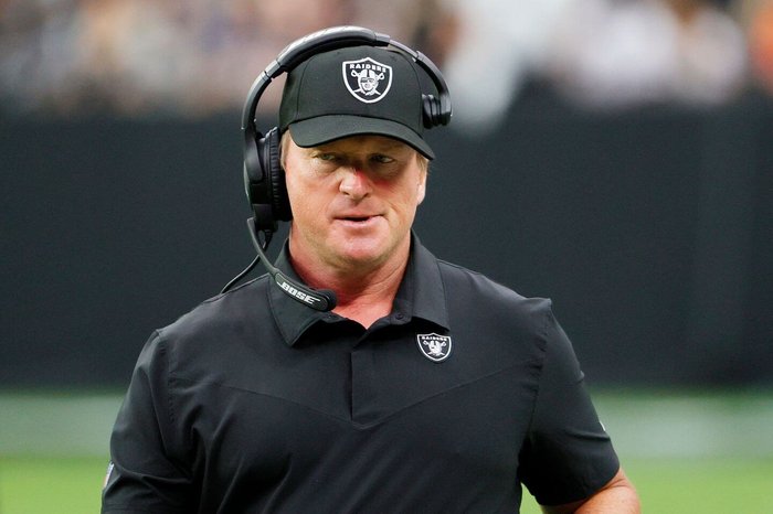 ¡Escándalo! Jon Gruden renuncia a Raiders por correos racistas, misóginos y homofóbicos