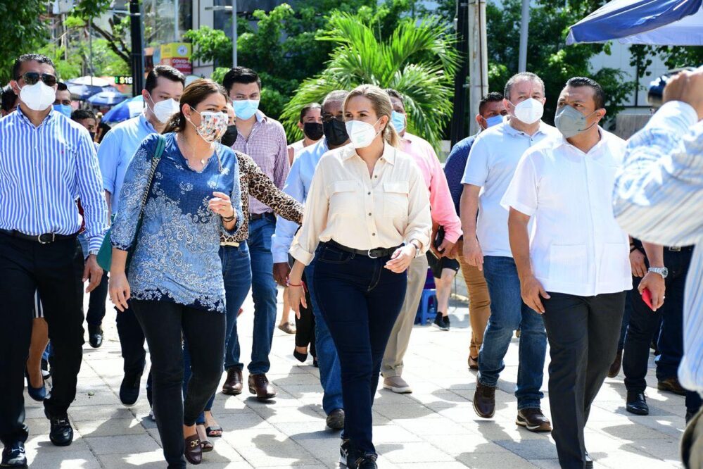 Evaluación y recorrido de la alcaldesa Lili Campos en la Quinta Avenida de Playa del Carmen