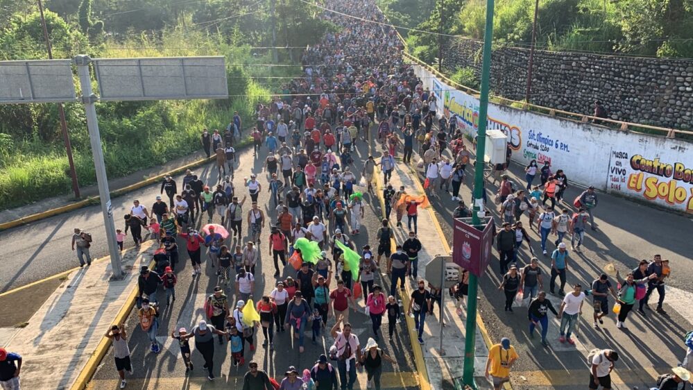 Miles de migrantes inician caravana desde Chiapas con destino a la Ciudad de México
