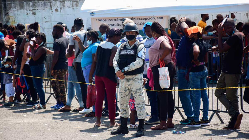 ¡Cerca de la tragedia! Rescatan a 652 migrantes encerrados en tráileres