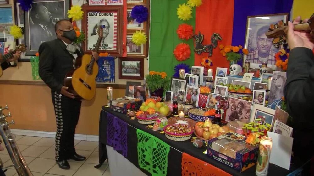 Murieron por Covid: la pandemia llena altares del Día de Muertos en México