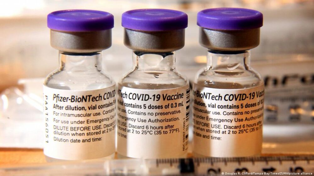 Pfizer-BioNTech promueve tercera dosis, afirma que da protección total contra COVID