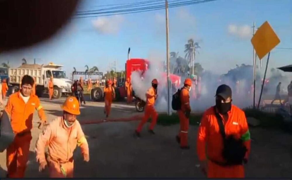 Antimotines reprimen a empleados en refinería de Dos Bocas, hay trabajadores heridos