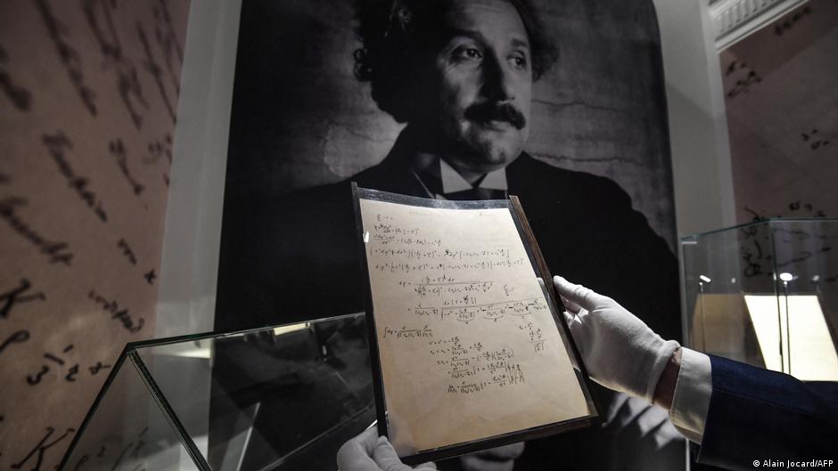 Subastan en 13 millones de dólares manuscrito de Albert Einstein sobre la relatividad