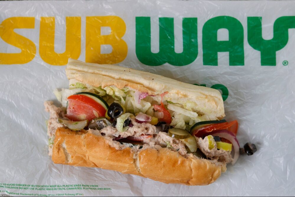 Subway demandado por engaño; detectan ADN de pollo, cerdo y vaca en sándwich de atún