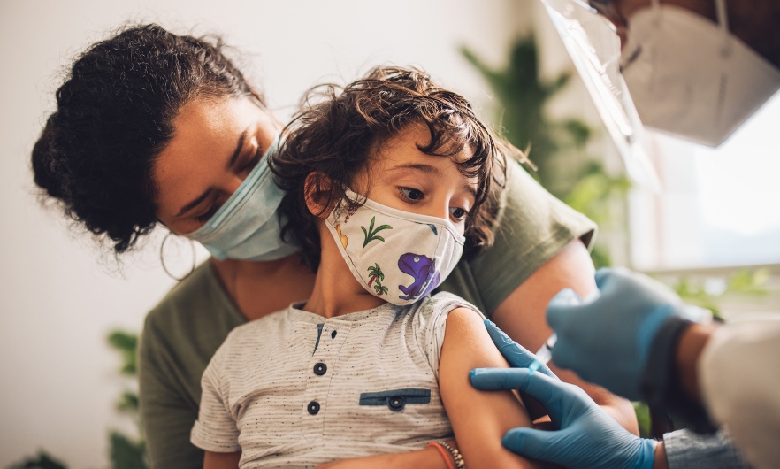 Pfizer inicia estudios de tercera dosis de su vacuna contra Covid para niños y niñas