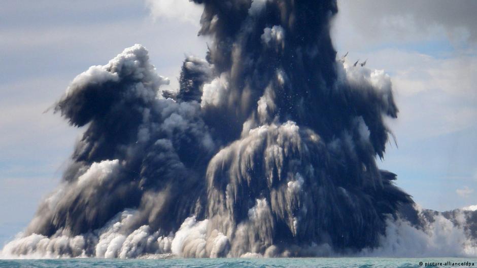 En Tonga declaran estado de emergencia tras erupción del volcán, se reportan 3 muertos