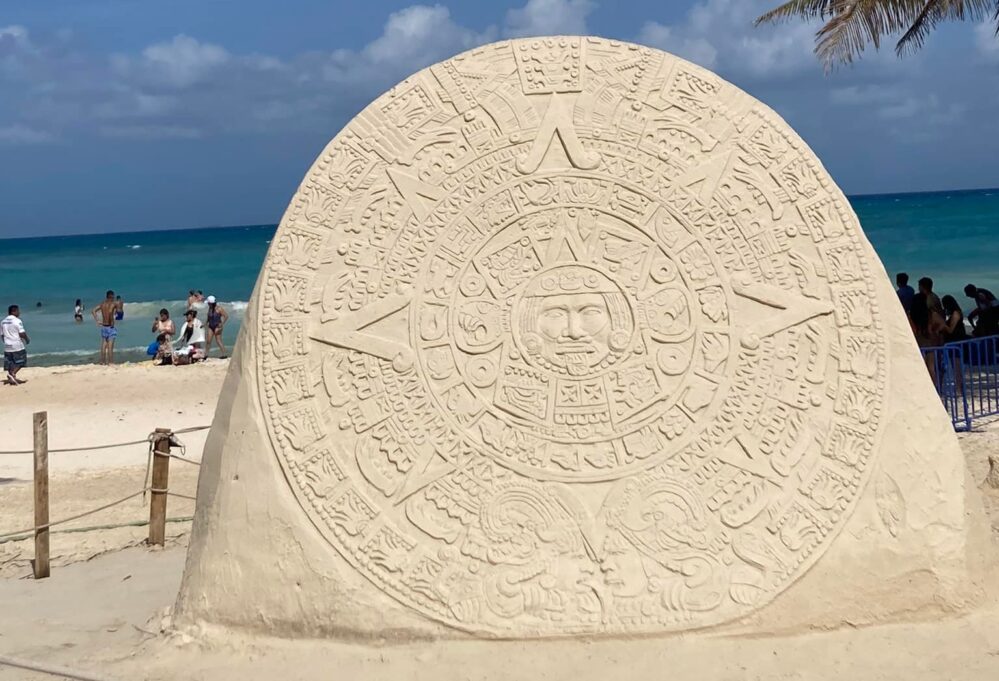 Esculturas de arena de la cultura prehispánica se exhiben en Playa del Carmen