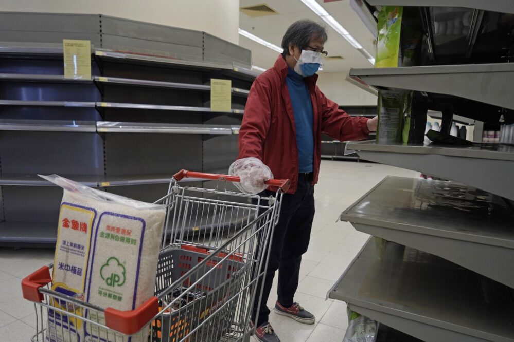 En China compras de pánico y test masivos ante repunte de casos de Coronavirus