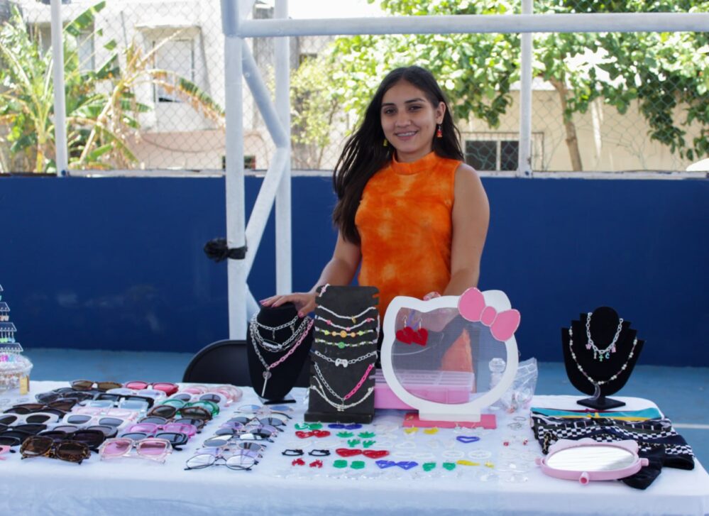 Feria de emprendedoras en la alcaldía de Puerto Aventuras