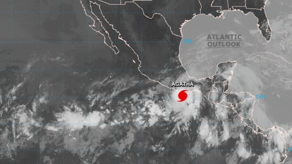 Agatha llega a México y se degrada a categoría 1 en costas de Oaxaca