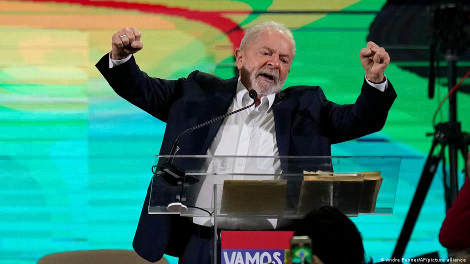 Lula da Silva lanza su candidatura presidencial para reconstruir Brasil