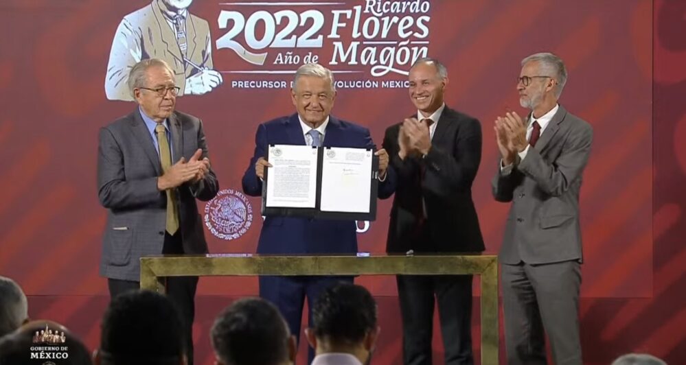 Obrador firma decreto que prohíbe venta de vapeadores y cigarrillos electrónicos