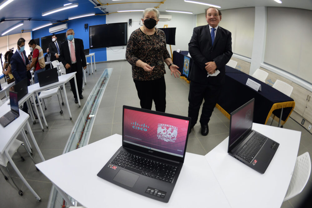 Instalan la primera aula digital de educación híbrida en la UNAM