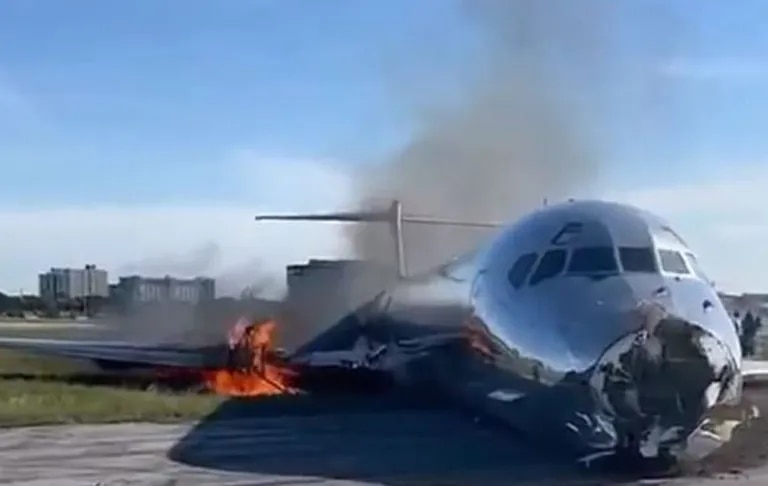 VIDEO: Avión se incendia tras aterrizar en Miami con 126 personas a bordo