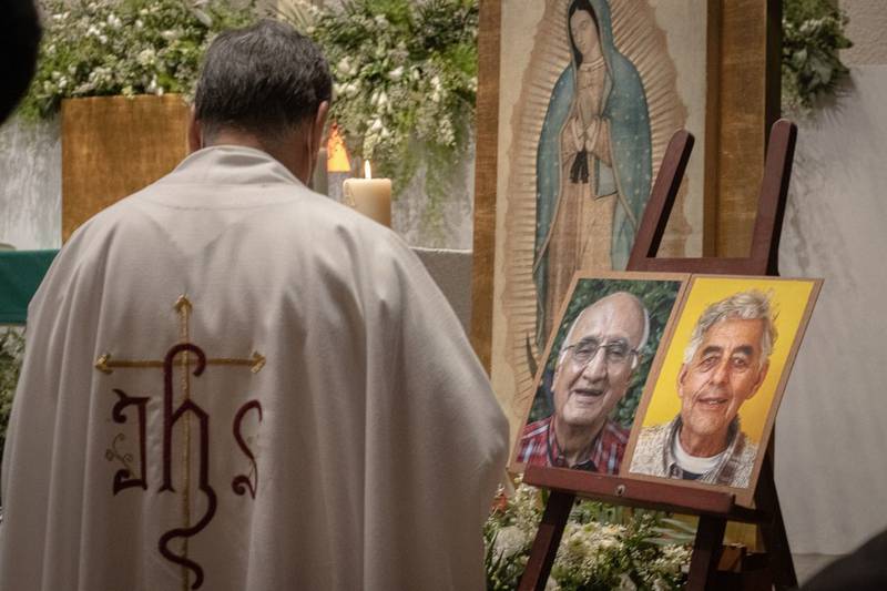 Recuperan los cuerpos de los sacerdotes jesuítas Javier Campos y Joaquín Mora