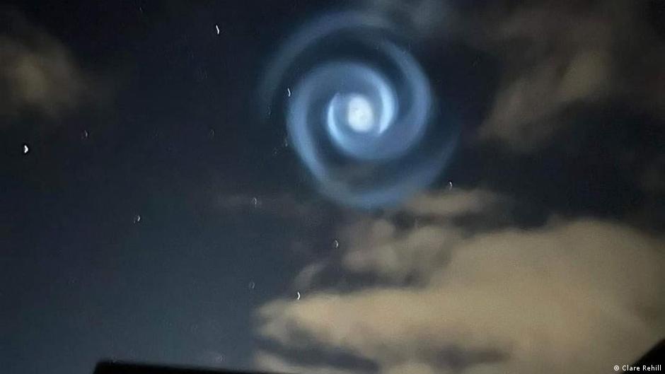 Aparece misteriosa luz espiral azul en crecimiento en el cielo de Nueva Zelanda