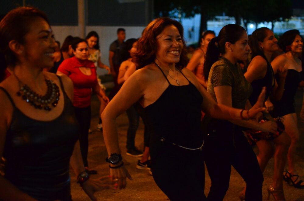 Rotundo éxito la noche de salsa como activación física en Playa del Carmen