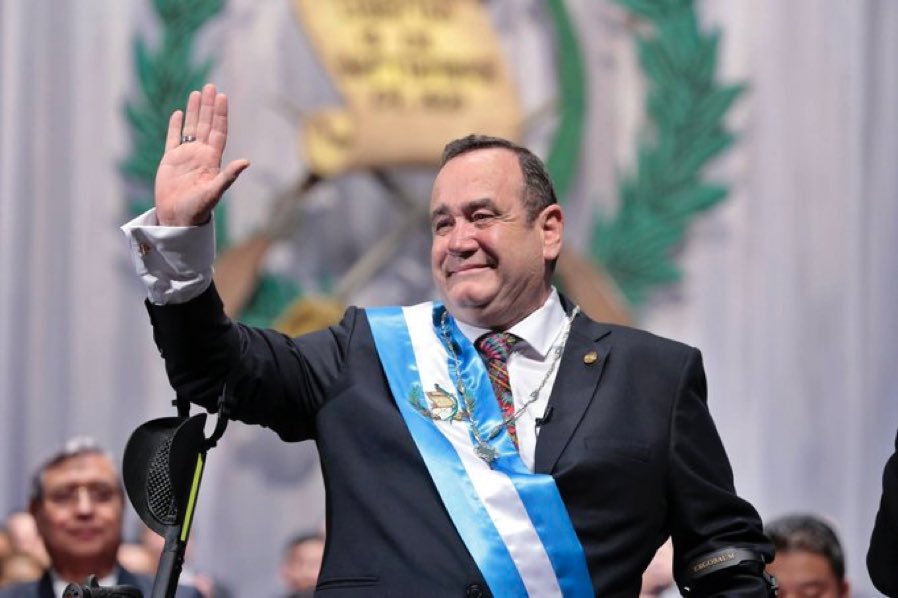 Atacan a balazos comitiva de Alejandro Giammattei presidente de Guatemala