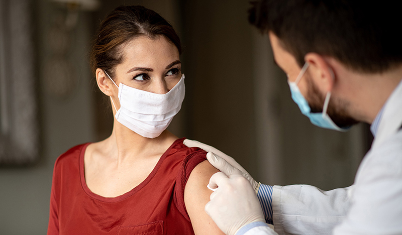 Estudio revela que vacuna Covid aumentó sangrado de menstruación en mujeres