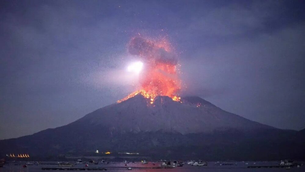 Japón en alerta máxima por erupción del volcán Sakurajima