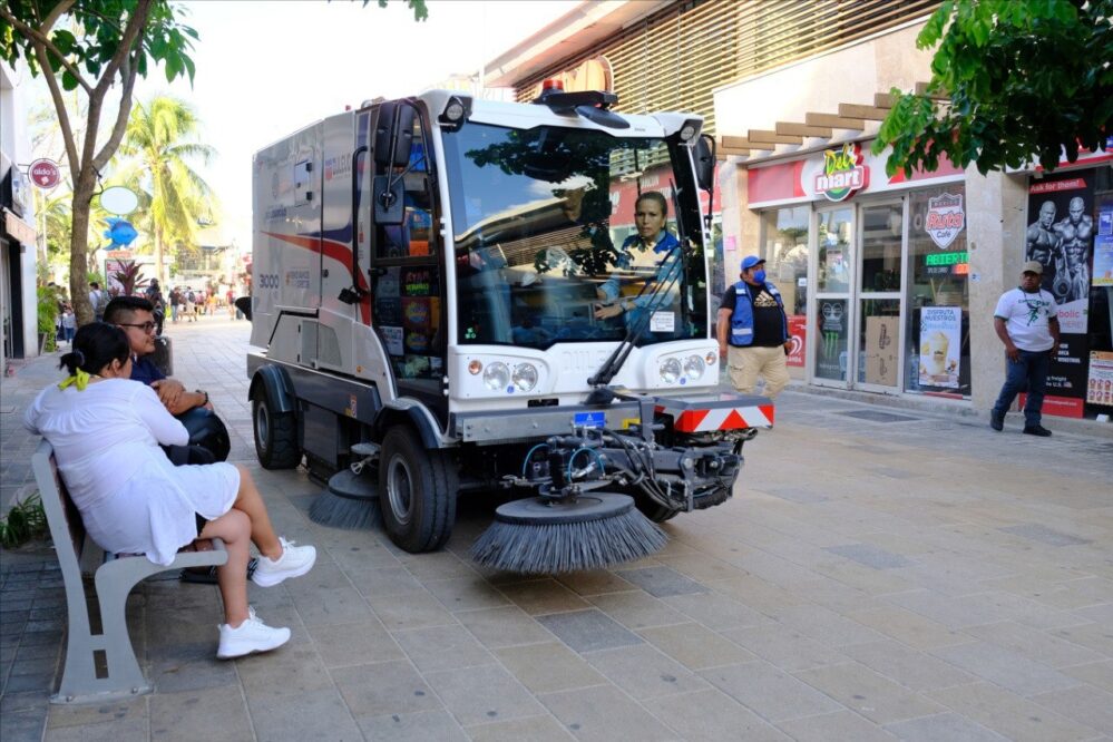 Moderna maquinaria de limpieza para la Quinta Avenida en Playa del Carmen