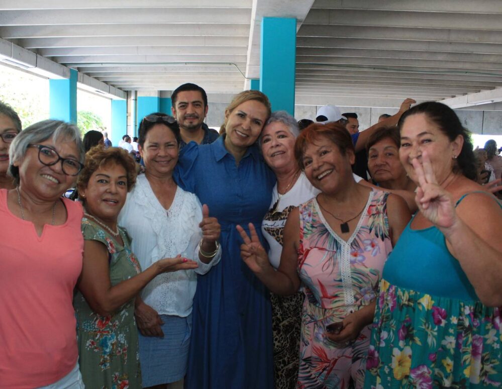 Apapacha gobierno municipal a los abuelitos en Solidaridad