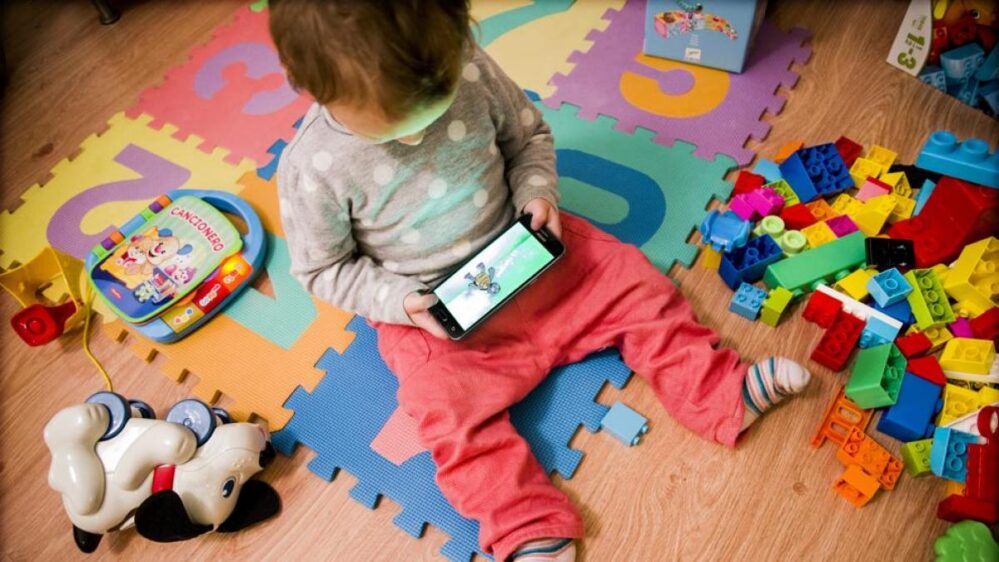 Esto ocurre cuando niños y niñas se pasan todo el día en una pantalla de TV o celular