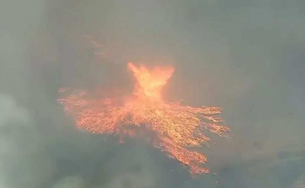 Increíble tornado de fuego se forma en incendio forestal de California