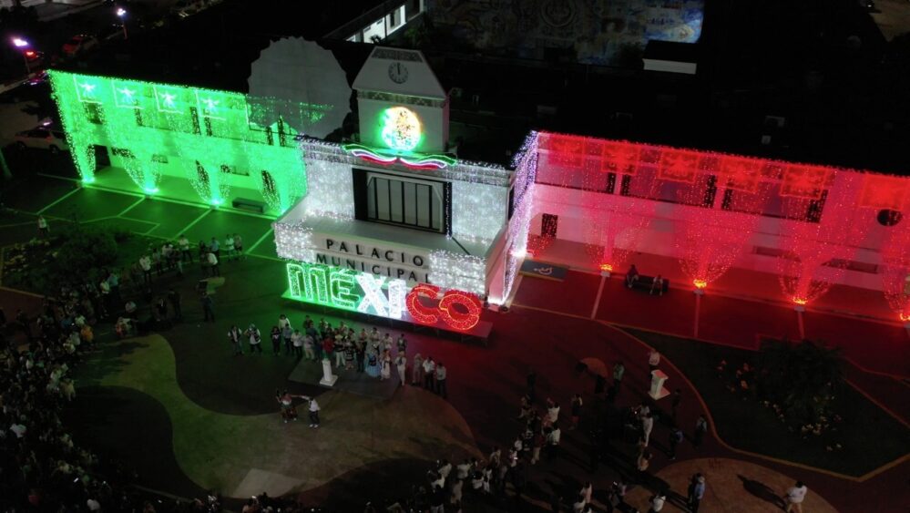 Hermoso encendido tricolor, inician fiestas patrias en Playa del Carmen