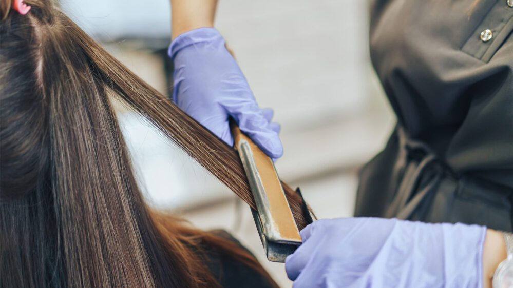 Productos para alisar el cabello aumentan riesgo de cáncer de útero