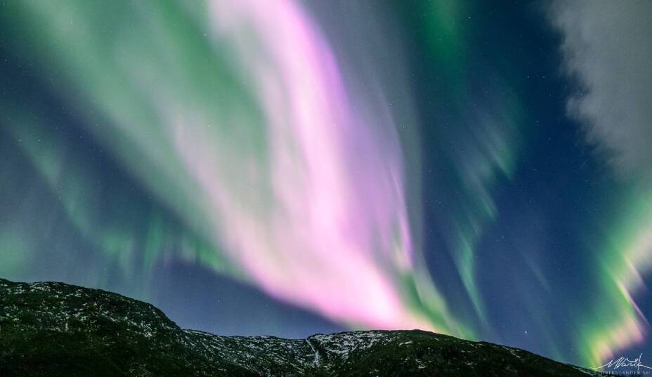 Captan aurora boreal rosa por grieta en el campo magnético de la Tierra