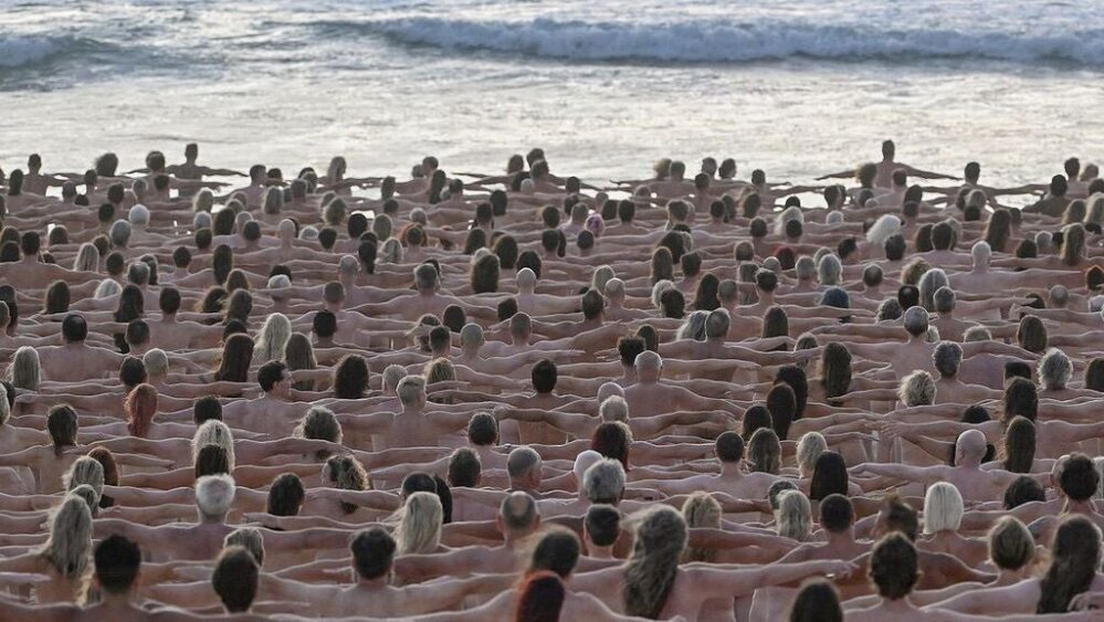 Miles se desnudan en la playa para concientizar por el Cáncer de piel