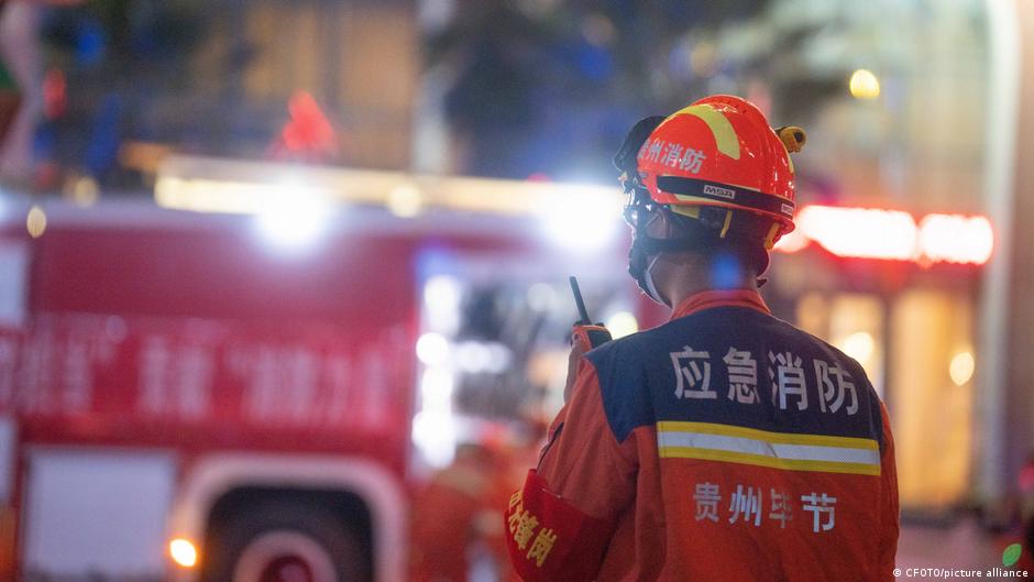Mortal incendio en China provoca ira contra política de «cero Covid» y confinamientos en ese país