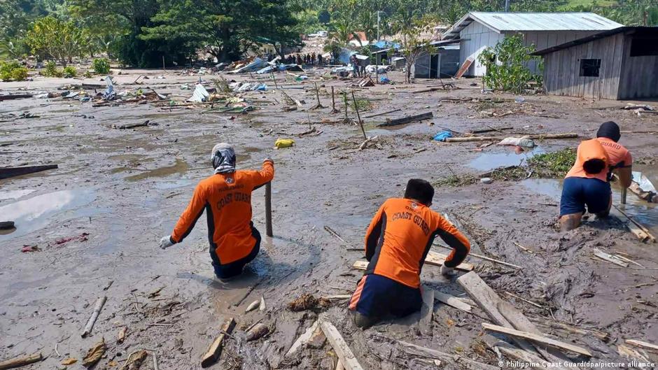 Suben a 150 las muertes por la tormenta Nalgae en Filipinas