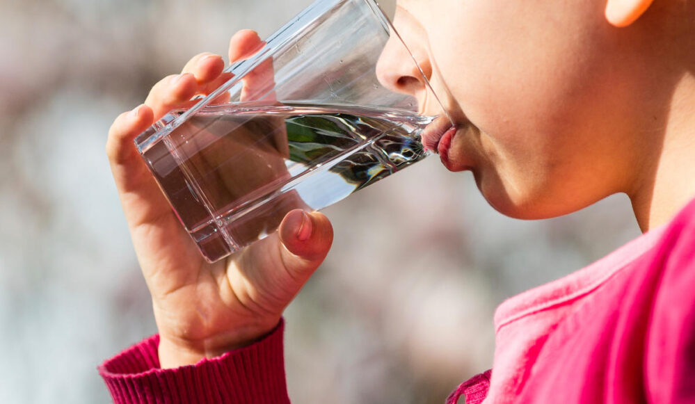 ¡Mito! Estudio desmiente que necesitemos beber dos litros de agua al día