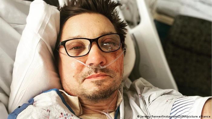 Jeremy Renner publica un selfie desde el hospital y agradece apoyo