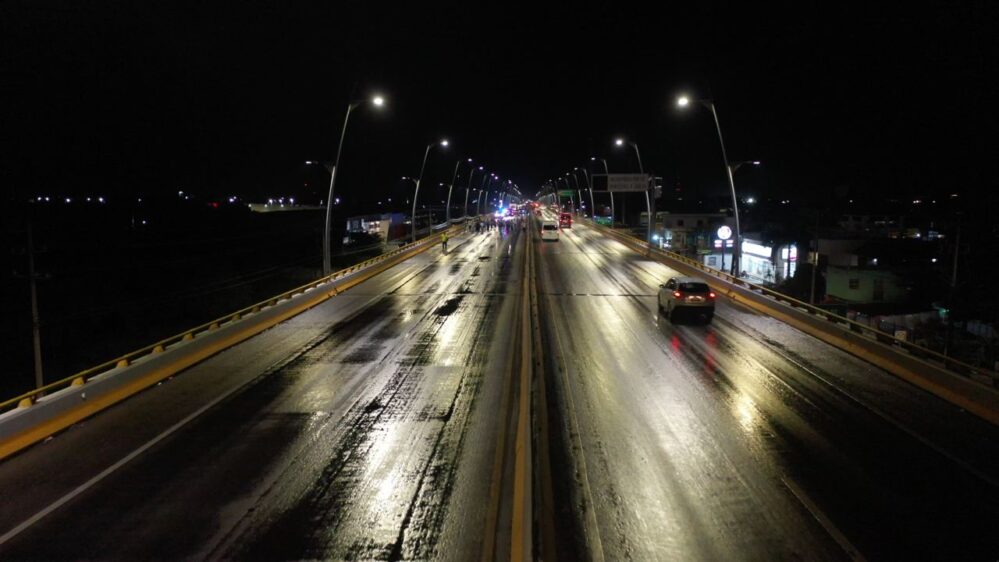 Playa del Carmen: Lili Campos renueva iluminación en puente a desnivel