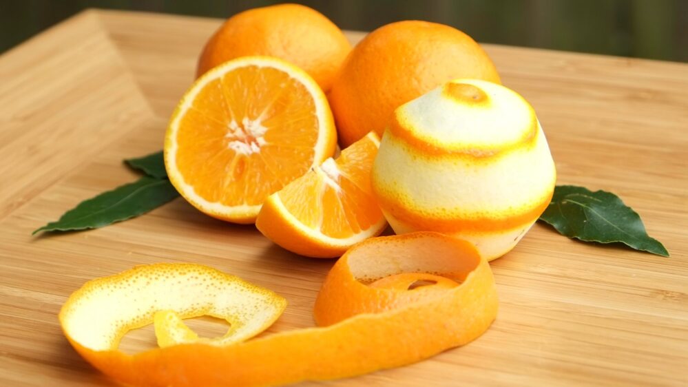 Aprovecha hasta las cáscaras de naranja para preparar una refrescante agua de sabor natural