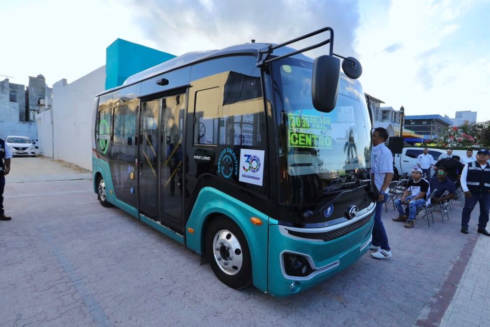 Banderazo a primer autobús eléctrico en Playa del Carmen