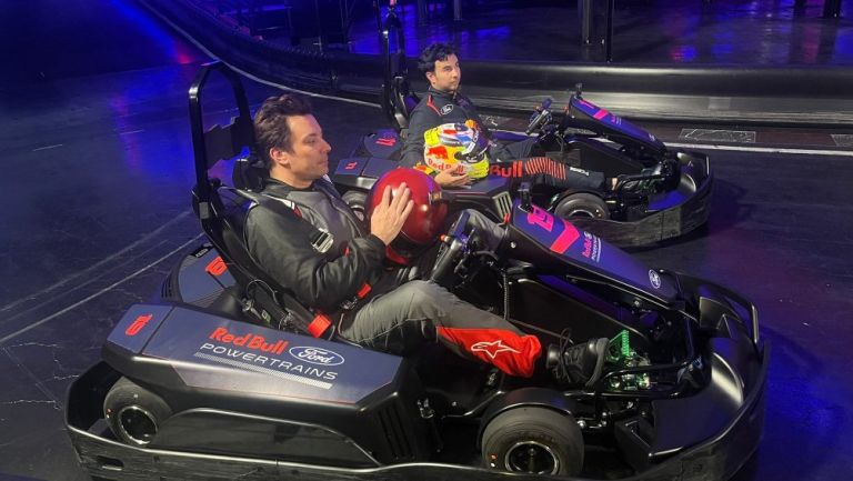 Checo Pérez y Jimmy Fallon en épica carrera de Go Karts