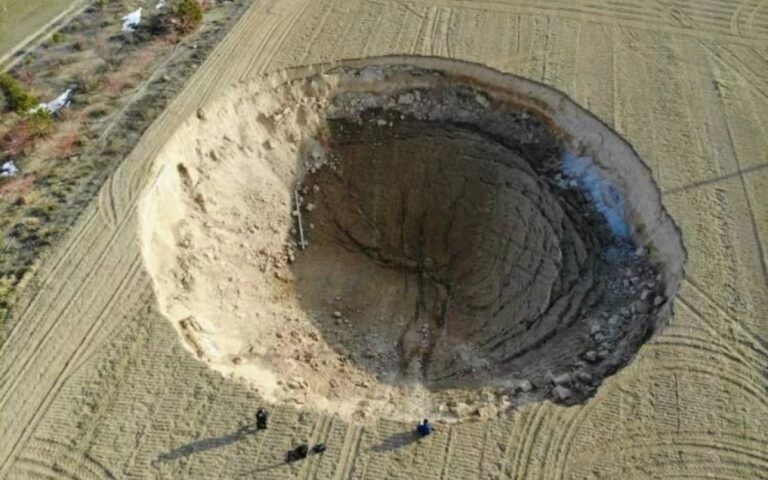 En Turquía se forma peligroso y enorme cráter de 100 metros de diámetro