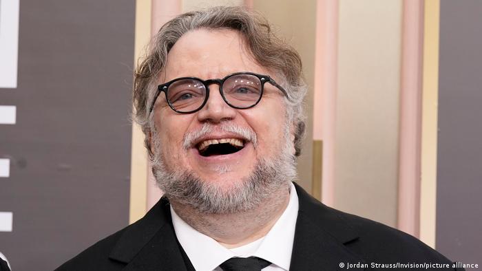 México: nombran nueva especie de luciérnaga en honor a Guillermo del Toro