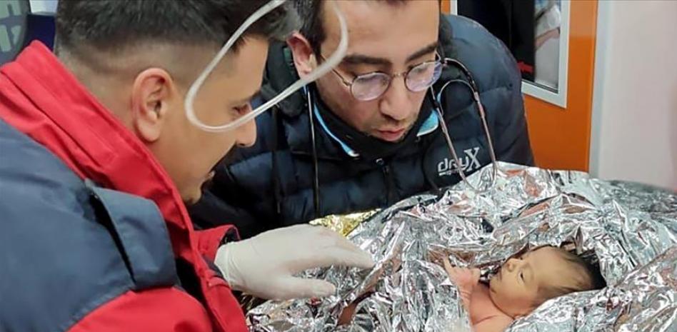 Turquía: milagroso rescate de mamá y bebé tras 90 horas debajo de escombros
